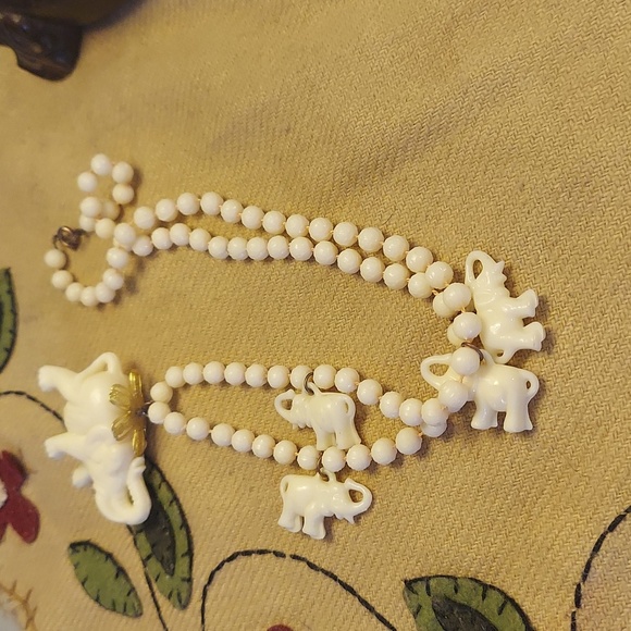Vintage Celluloid Elephant Pendant Molded Rosebud Beaded Necklace - Picture 4 of 7